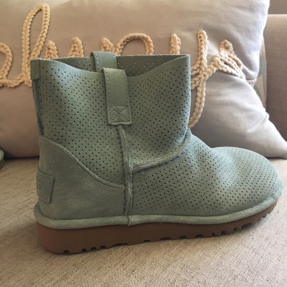 Ugg mini unlined Perf boot women's size 5 NWT - Picture 2 of 7